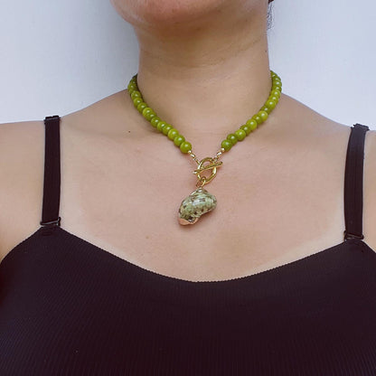 Handgefertigte Halskette mit Olivinperlen und großem Muschelanhänger – Naturschmuck im Sommerstil – Geschenk für Strandliebhaberinnen