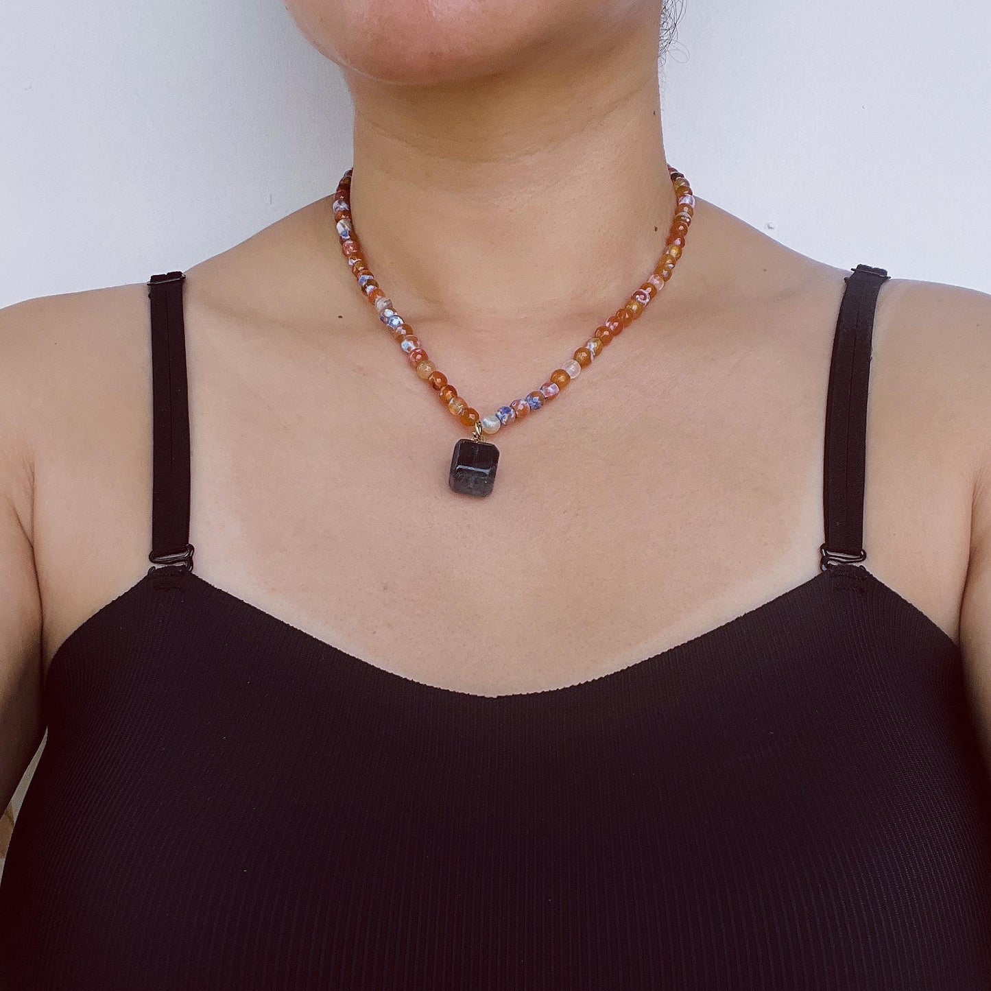 Kurze Halskette mit bunten Achatperlen und quadratischem blauen Fluorit-Anhänger · Handgemachter Boho-Schmuck · Geschenk für Frauen & Alltag