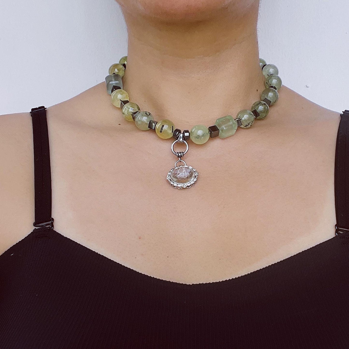 Boho-Halskette mit großen grünen Natursteinen · Statement-Schmuck im Waldstil · Handgemacht & kurz · Geschenk für naturverbundene Frauen