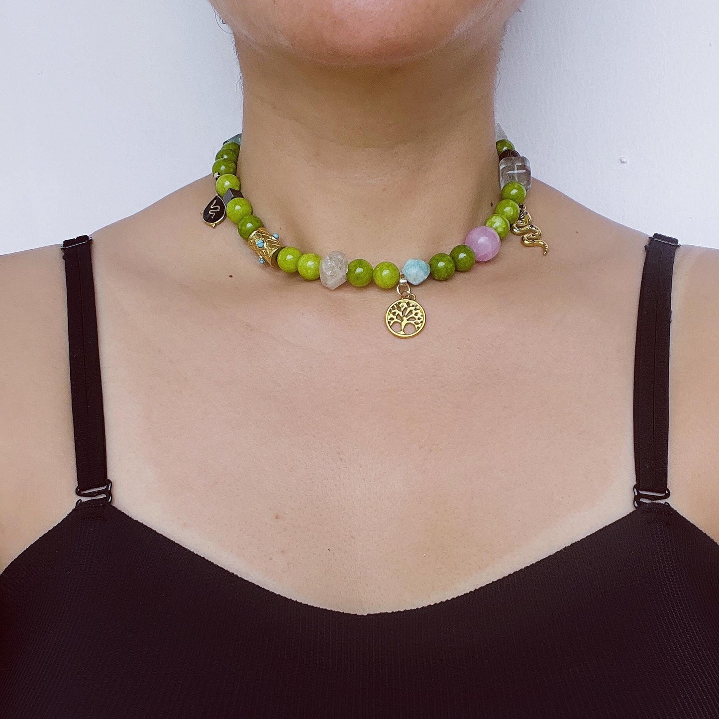 Handgemachte Edelsteinkette in Apfelgrün mit Naturperlen & Vintage-Charms · Boho Halskette im Waldstil · Geschenk für Frauen mit Stil