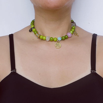 Handgemachte Edelsteinkette in Apfelgrün mit Naturperlen & Vintage-Charms · Boho Halskette im Waldstil · Geschenk für Frauen mit Stil