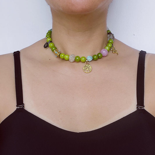 Handgemachte Edelsteinkette in Apfelgrün mit Naturperlen & Vintage-Charms · Boho Halskette im Waldstil · Geschenk für Frauen mit Stil