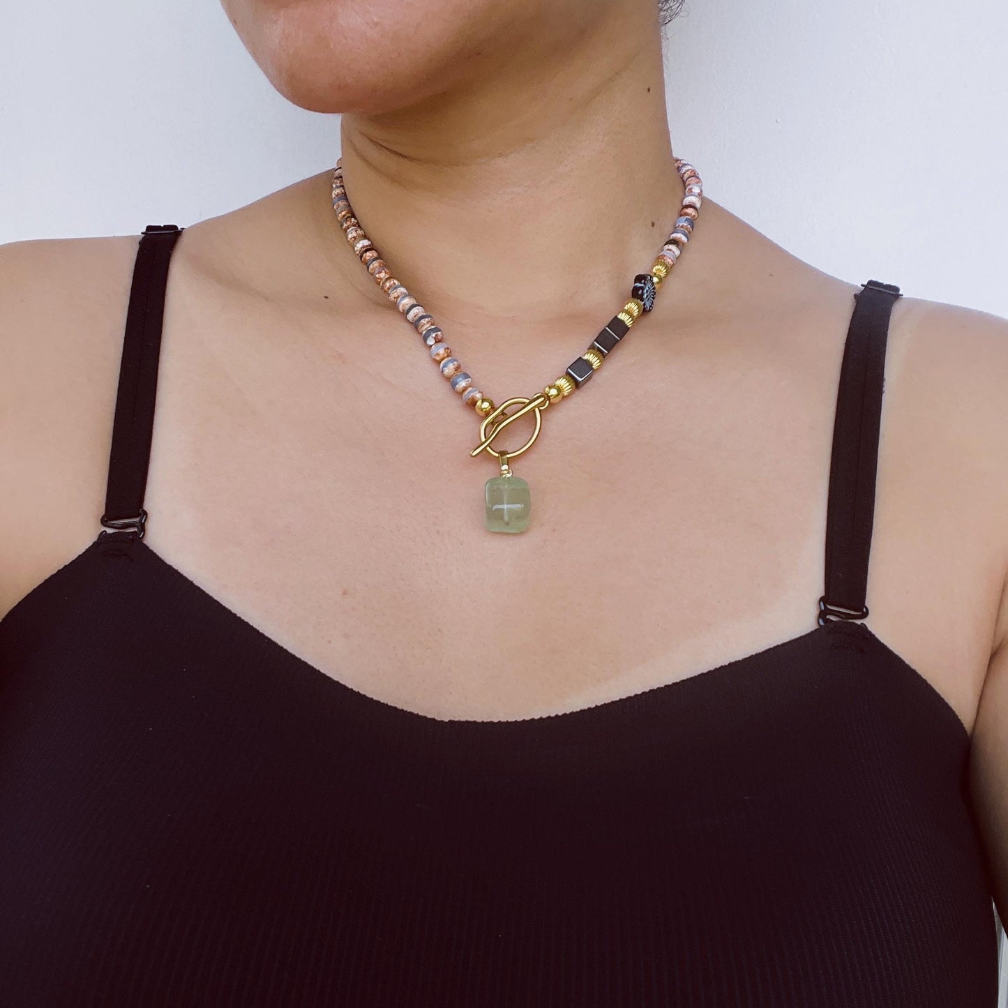 Handgemachte Edelsteinkette mit bunten Natursteinen & grünem FluoritAnhänger · Spiritueller Boho-Schmuck · Geschenk für Frauen mit Bedeutung