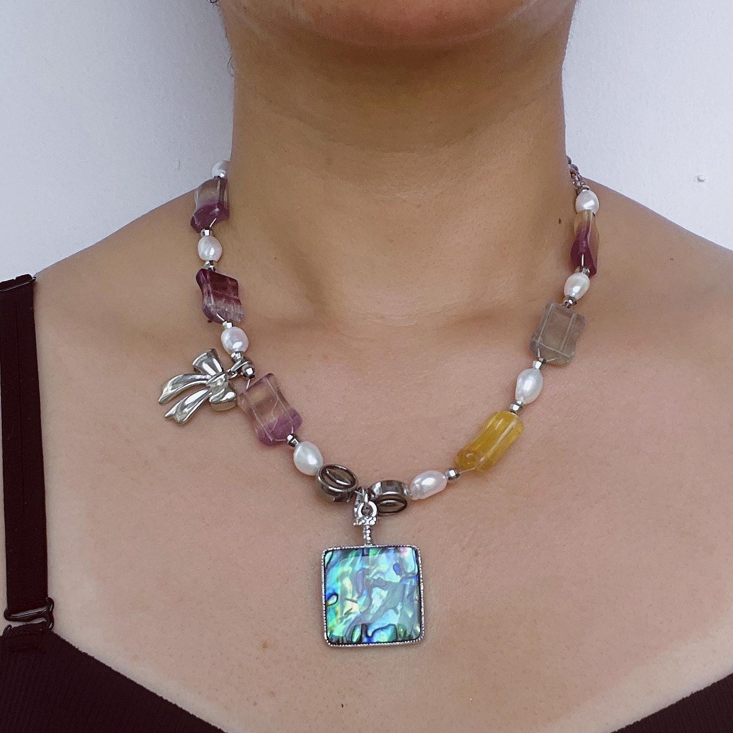 Statement-Halskette mit Regenbogen-Edelsteinen, Barockperlen & Abalone-Anhänger · Farbenfroher Schmuck · Handgemacht · Geschenk für Frauen