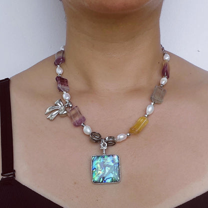 Statement-Halskette mit Regenbogen-Edelsteinen, Barockperlen & Abalone-Anhänger · Farbenfroher Schmuck · Handgemacht · Geschenk für Frauen