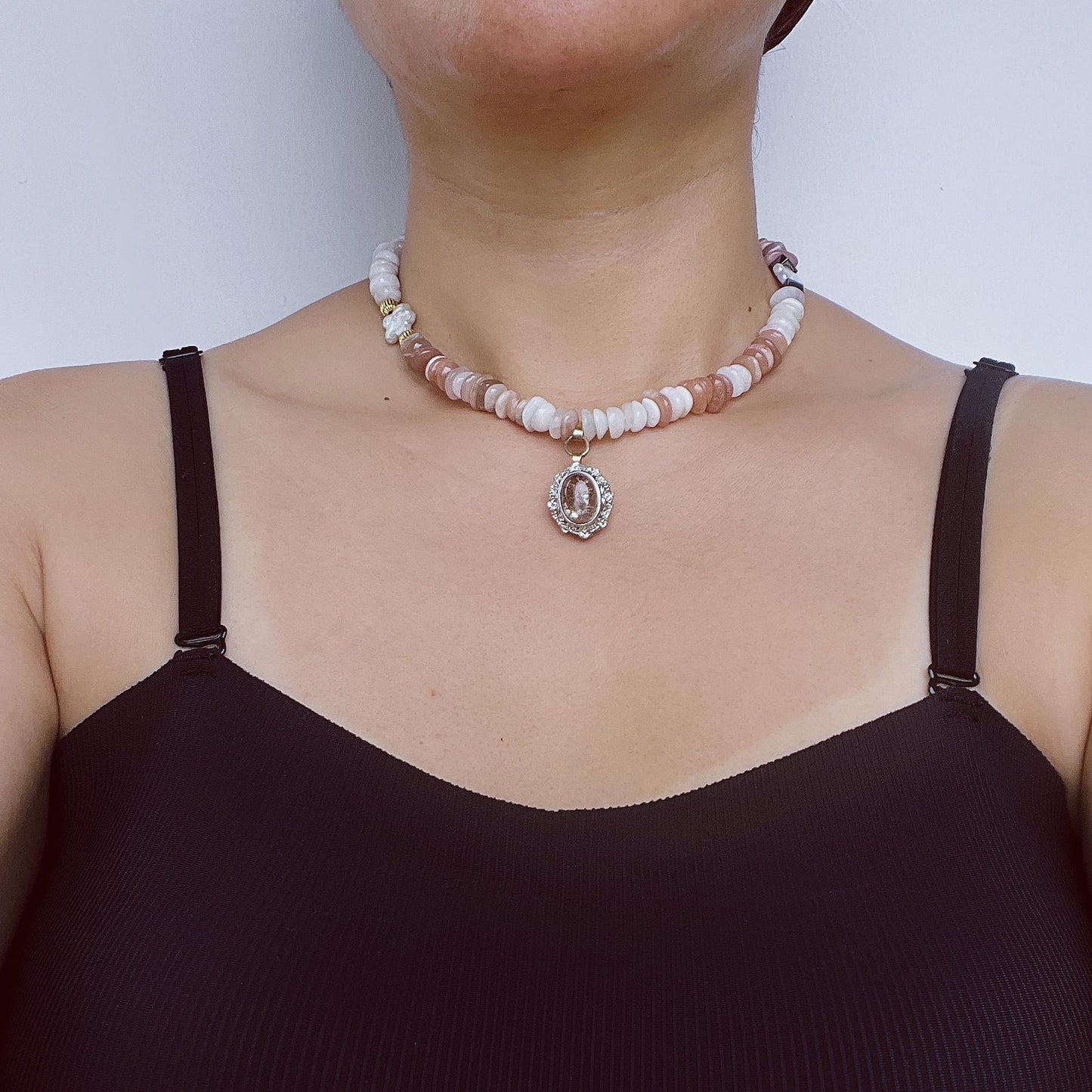 Unregelmäßige Halskette mit Mondstein, Sonnenstein, Phantomquarz & Barockperle · Spiritueller Edelsteinschmuck · Geschenk mit Wunschlänge