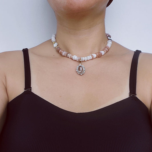 Unregelmäßige Halskette mit Mondstein, Sonnenstein, Phantomquarz & Barockperle · Spiritueller Edelsteinschmuck · Geschenk mit Wunschlänge