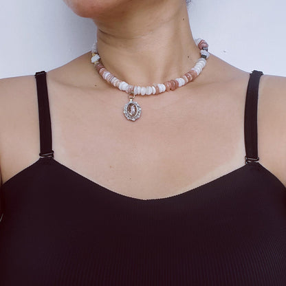 Unregelmäßige Halskette mit Mondstein, Sonnenstein, Phantomquarz & Barockperle · Spiritueller Edelsteinschmuck · Geschenk mit Wunschlänge