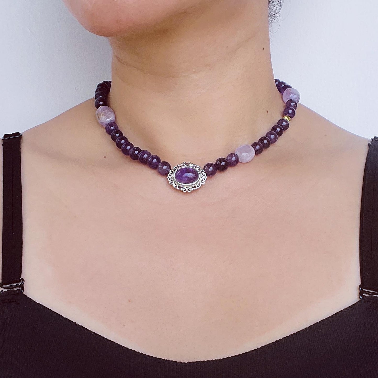 Große natürliche violette handgefertigte Perlenkette | Strukturierte Amethystperlen | Vintage-Silberanhänger | Spiritueller Heilstil