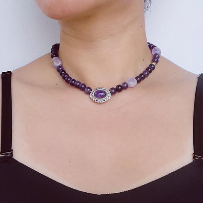 Große natürliche violette handgefertigte Perlenkette | Strukturierte Amethystperlen | Vintage-Silberanhänger | Spiritueller Heilstil