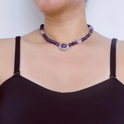 Große natürliche violette handgefertigte Perlenkette | Strukturierte Amethystperlen | Vintage-Silberanhänger | Spiritueller Heilstil