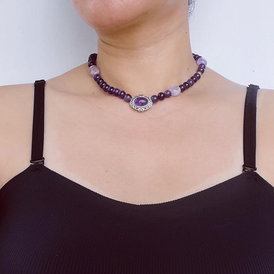 Große natürliche violette handgefertigte Perlenkette | Strukturierte Amethystperlen | Vintage-Silberanhänger | Spiritueller Heilstil