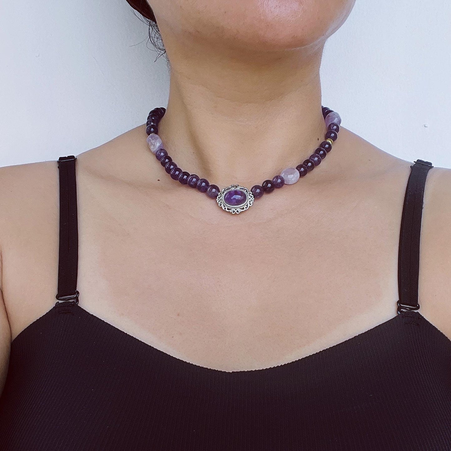 Große natürliche violette handgefertigte Perlenkette | Strukturierte Amethystperlen | Vintage-Silberanhänger | Spiritueller Heilstil