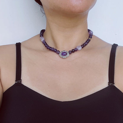 Große natürliche violette handgefertigte Perlenkette | Strukturierte Amethystperlen | Vintage-Silberanhänger | Spiritueller Heilstil