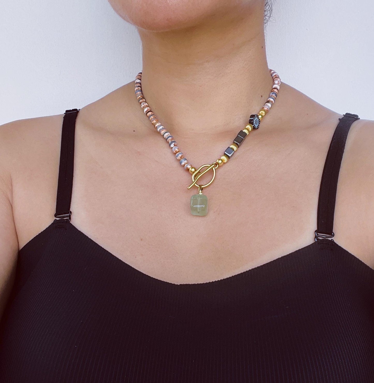 Regenbogenfarbige Achat handgefertigte unregelmäßige Perlenkette | Würfel Fluorit Anhänger | Geometrischer Metallverschluss Design