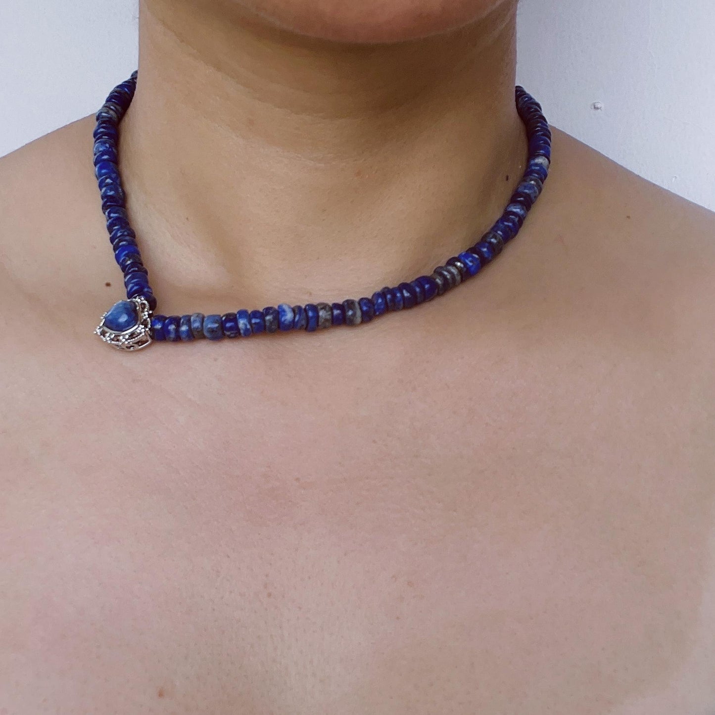 Handgefertigte Lapis unregelmäßige flache Perlenkette | Rohtextur | Industrieller Vintage Silber geschnitzter Herzanhänger | Kühle Perlen