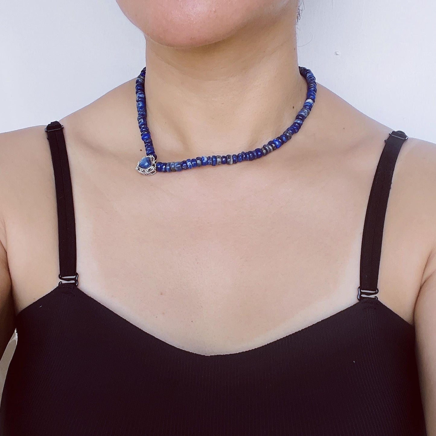 Handgefertigte Lapis unregelmäßige flache Perlenkette | Rohtextur | Industrieller Vintage Silber geschnitzter Herzanhänger | Kühle Perlen