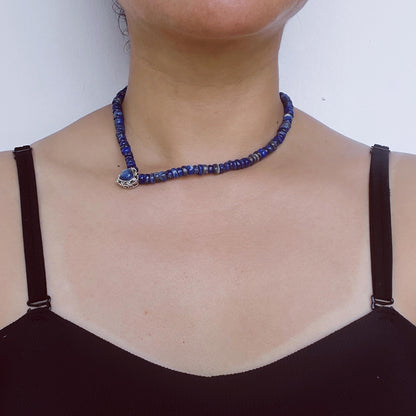 Handgefertigte Lapis unregelmäßige flache Perlenkette | Rohtextur | Industrieller Vintage Silber geschnitzter Herzanhänger | Kühle Perlen