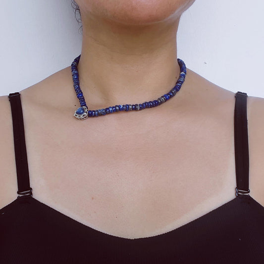 Handgefertigte Lapis unregelmäßige flache Perlenkette | Rohtextur | Industrieller Vintage Silber geschnitzter Herzanhänger | Kühle Perlen