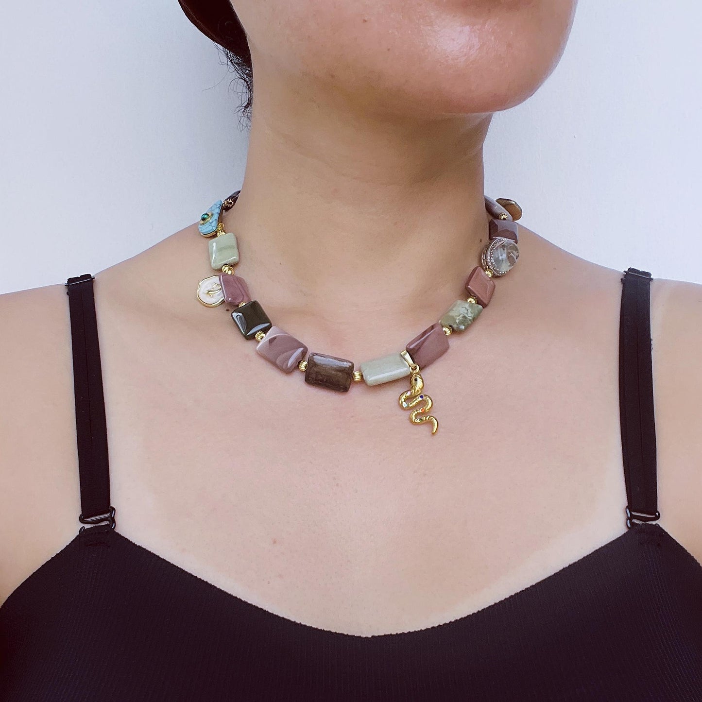 Tribal Mystic Stil rechteckige Naturstein Halskette | Schlangen Talisman Anhänger | Erdige Farben | Handgefertigtes symbolisches Design