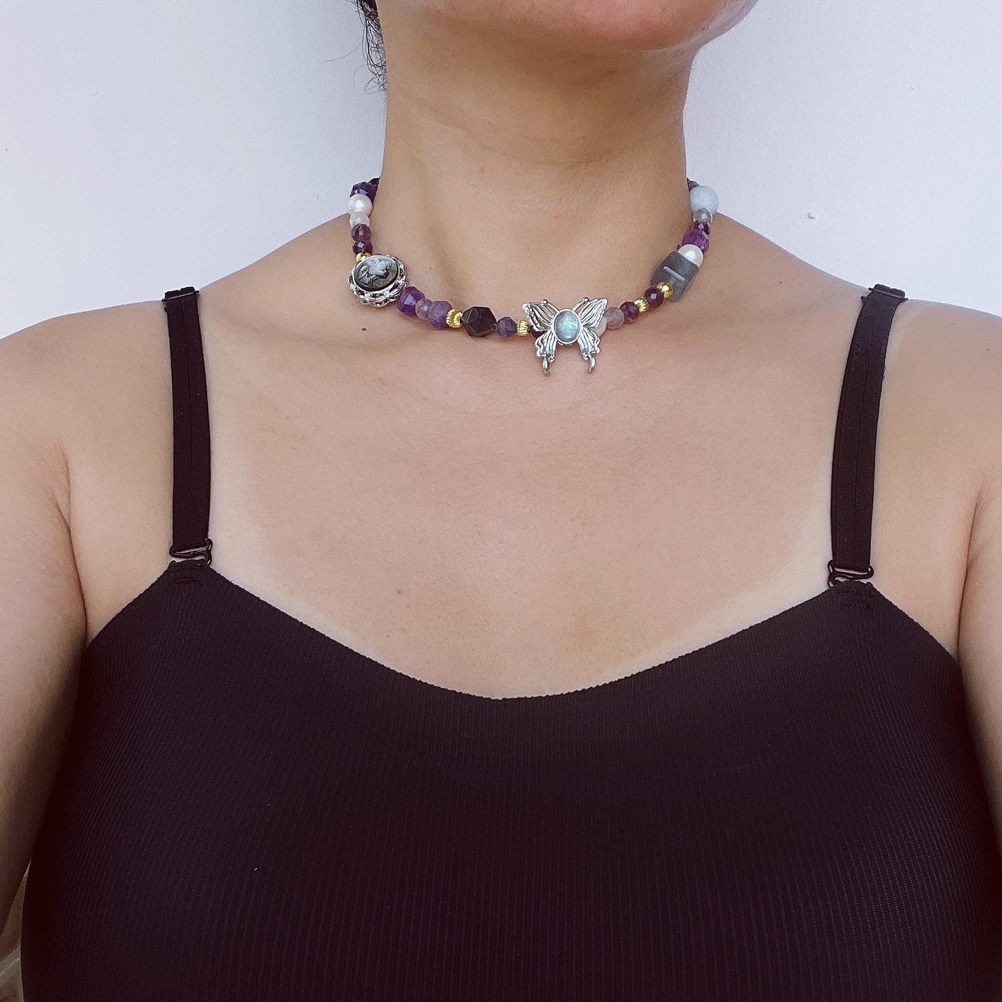 Schmetterling handgefertigte Perlenkette | Art Nouveau Vintage Anhänger | Bunte unregelmäßige Edelsteine | Freier Stil Kristallschmuck