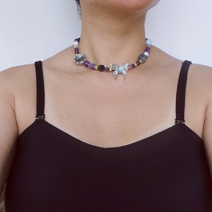 Schmetterling handgefertigte Perlenkette | Art Nouveau Vintage Anhänger | Bunte unregelmäßige Edelsteine | Freier Stil Kristallschmuck
