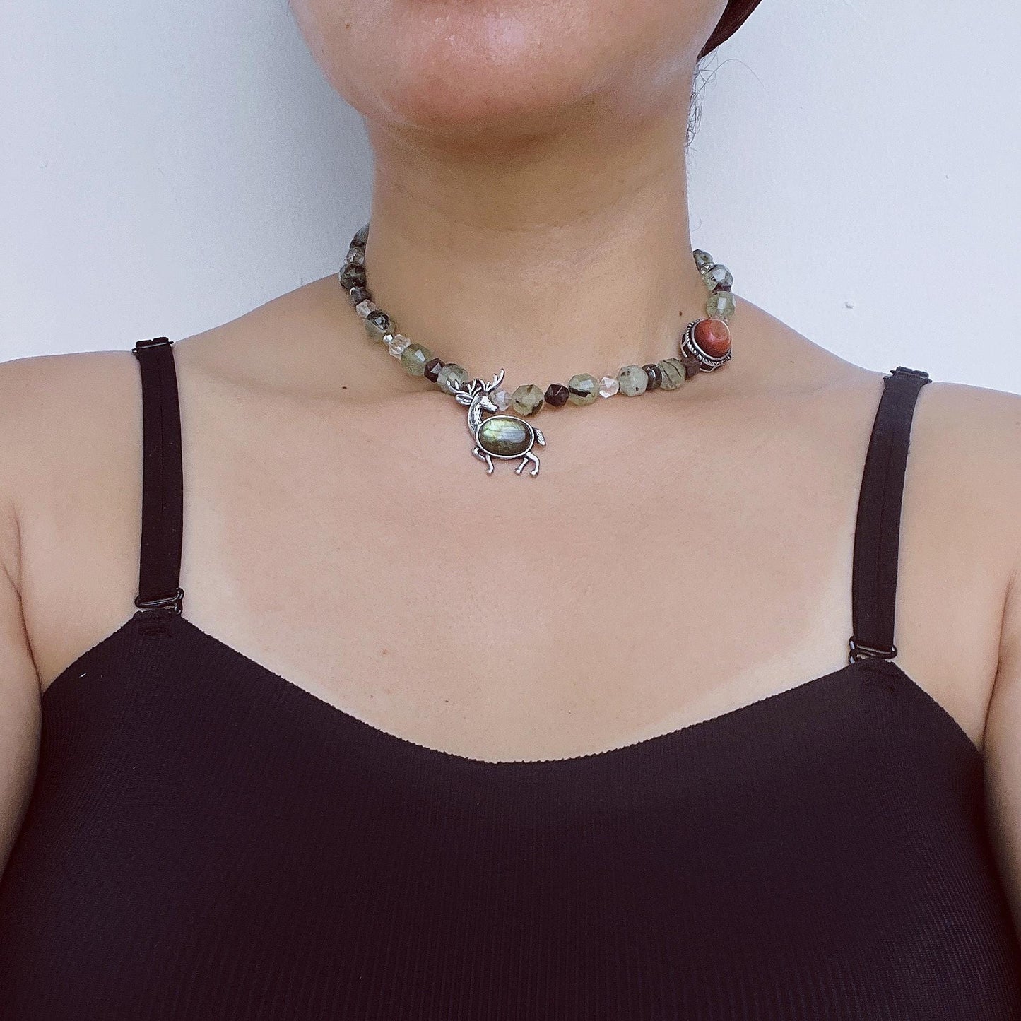 Spiritueller Naturalismus Hirsch Anhänger Halskette | Handgefertigtes Talisman-Design | Grüner Kristall & Labradorit Heilenergie Schmuck