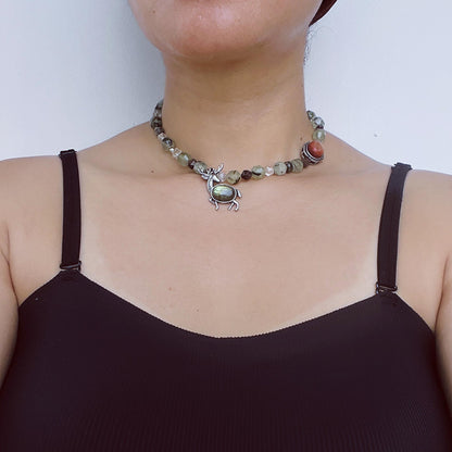 Spiritueller Naturalismus Hirsch Anhänger Halskette | Handgefertigtes Talisman-Design | Grüner Kristall & Labradorit Heilenergie Schmuck