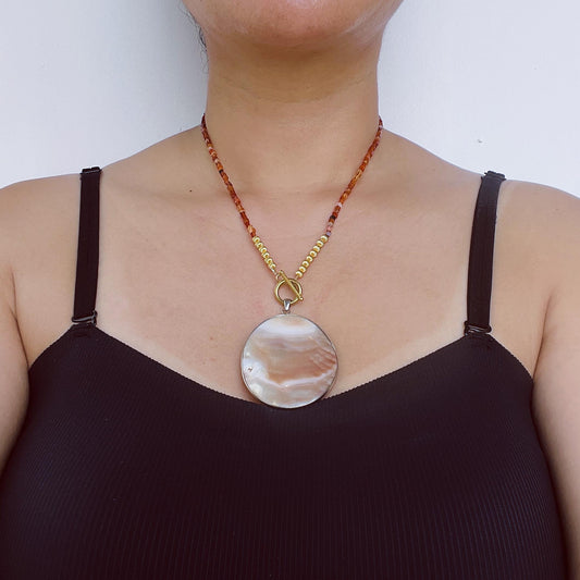 Boho Coastal natürliche Muschelanhänger Halskette | Warme Karamell- und Orangetöne handgefertigte Perlen | Lässiger Urlaubsschmuck