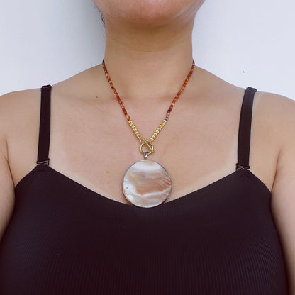 Boho Coastal natürliche Muschelanhänger Halskette | Warme Karamell- und Orangetöne handgefertigte Perlen | Lässiger Urlaubsschmuck
