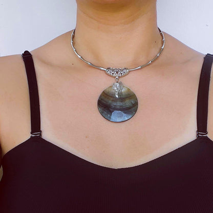 Halskette mit Totem-Anhänger aus natürlicher Muschel | Spirituelles Retro-Halsband aus Titan | Handgefertigter Boho-Schmuck mit Symbolkraft