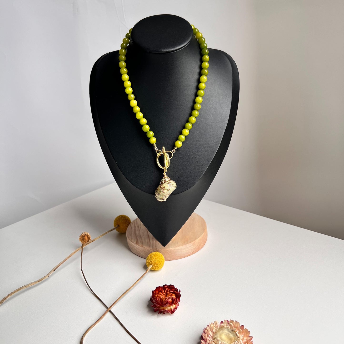 Handgefertigte Halskette mit Olivinperlen und großem Muschelanhänger – Naturschmuck im Sommerstil – Geschenk für Strandliebhaberinnen