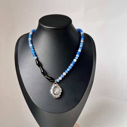 Handgefertigte blaue Halskette natürliche Achat Chalzedon Muschelgravur Halskette blaue Edelsteinperlen feines blaues Geschenk