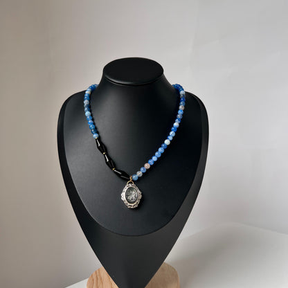 Handgefertigte blaue Halskette natürliche Achat Chalzedon Muschelgravur Halskette blaue Edelsteinperlen feines blaues Geschenk