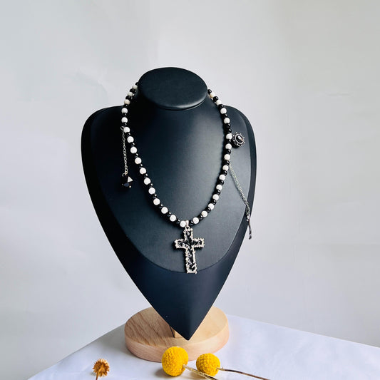 Natural Agate Beaded Necklace with Cross Pendant｜Black & White Gemstone Jewelry｜Handmade Spiritual Necklace｜Unique Gift for Women