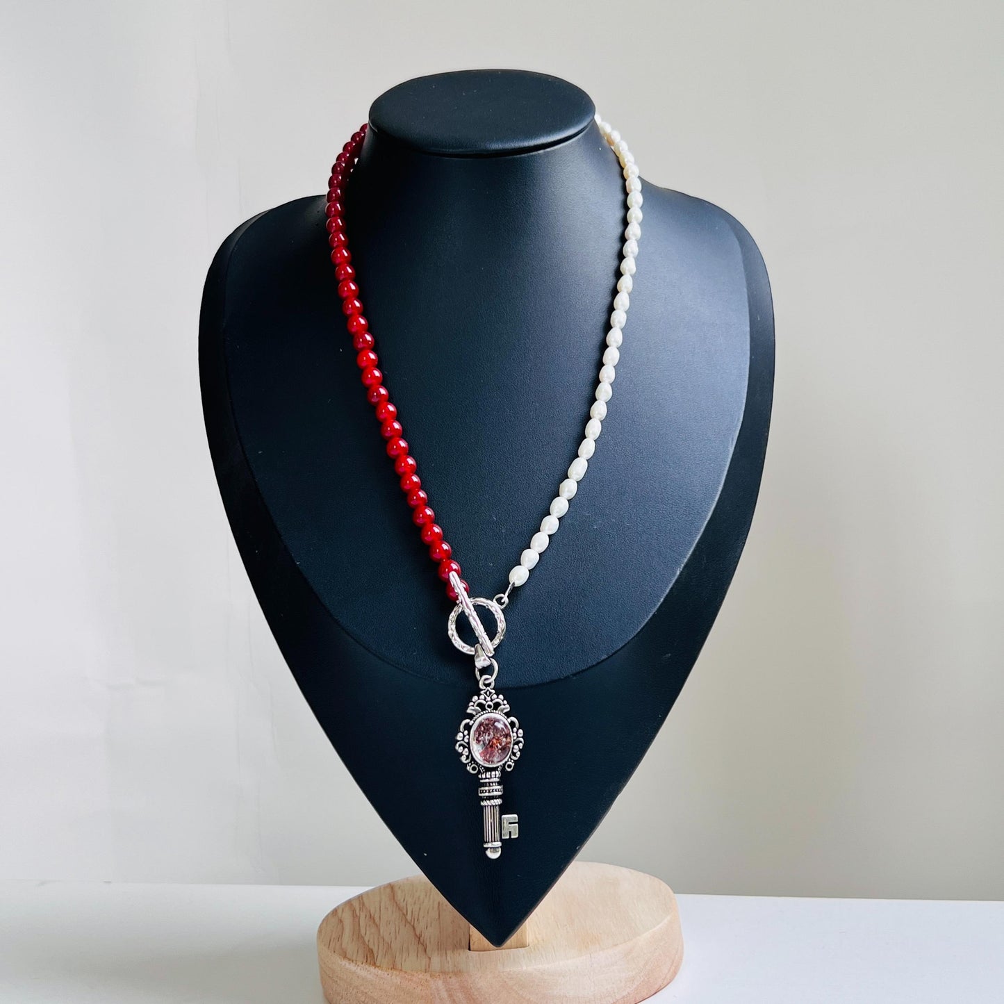 Halskette mit roten Achatperlen & Süßwasserperlen – Schlüsselanhänger mit rotem Kristall – Spiritueller Schmuck für Frauen