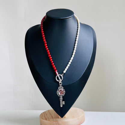 Halskette mit roten Achatperlen & Süßwasserperlen – Schlüsselanhänger mit rotem Kristall – Spiritueller Schmuck für Frauen