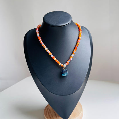 Kurze Halskette mit bunten Achatperlen und quadratischem blauen Fluorit-Anhänger · Handgemachter Boho-Schmuck · Geschenk für Frauen & Alltag