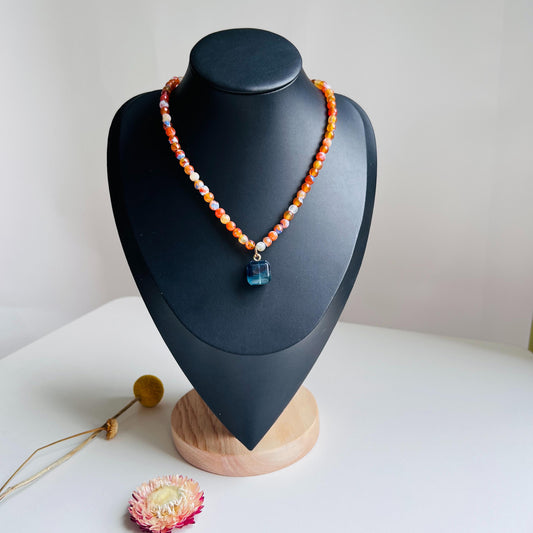 Kurze Halskette mit bunten Achatperlen und quadratischem blauen Fluorit-Anhänger · Handgemachter Boho-Schmuck · Geschenk für Frauen & Alltag