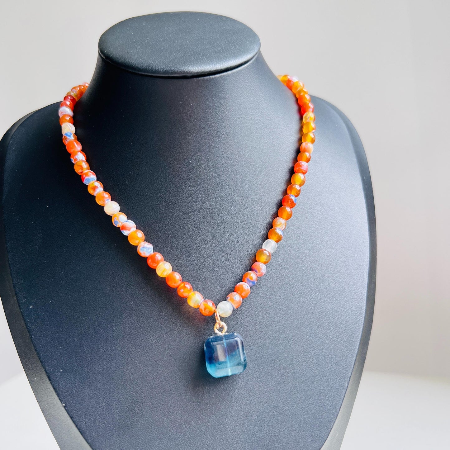 Kurze Halskette mit bunten Achatperlen und quadratischem blauen Fluorit-Anhänger · Handgemachter Boho-Schmuck · Geschenk für Frauen & Alltag