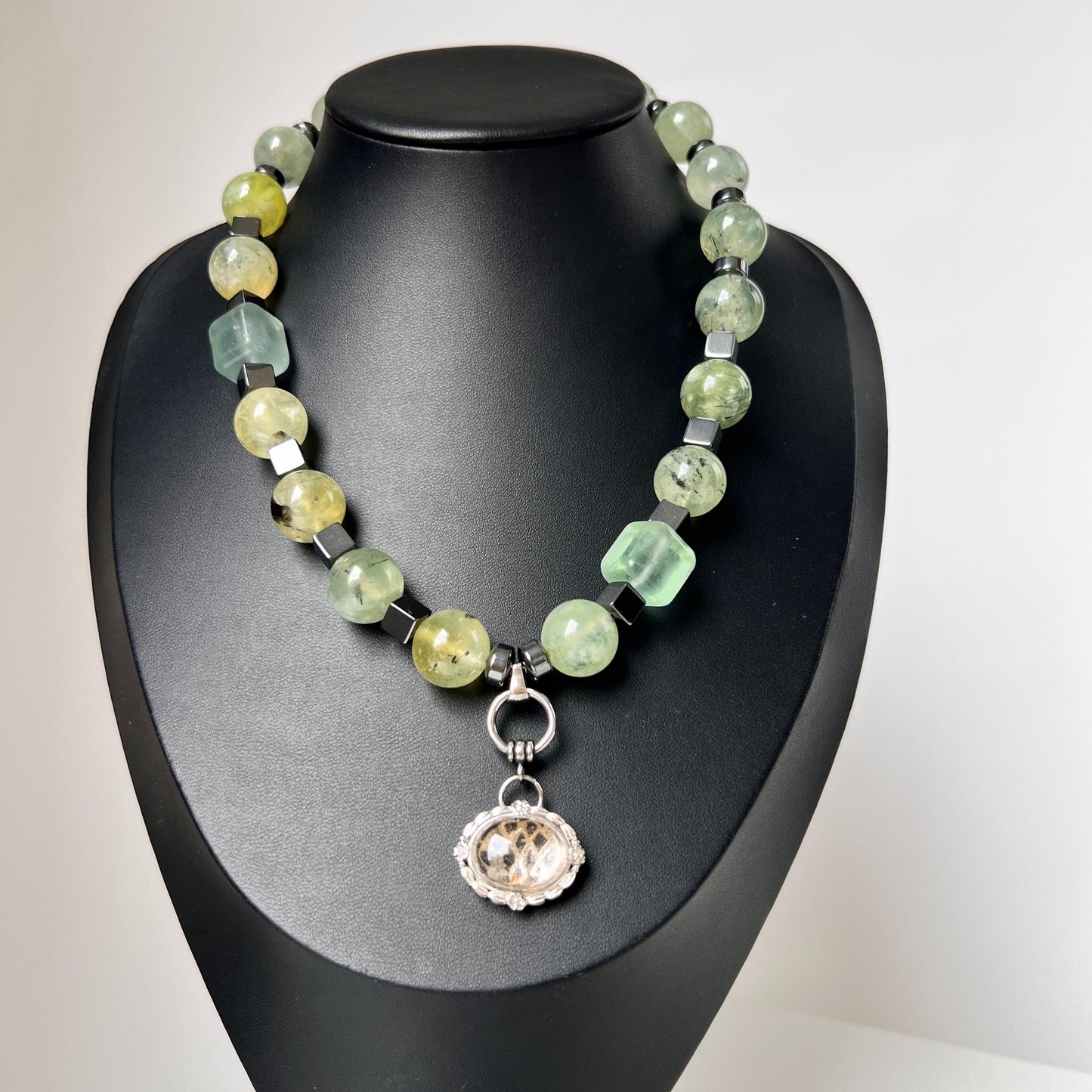 Boho-Halskette mit großen grünen Natursteinen · Statement-Schmuck im Waldstil · Handgemacht & kurz · Geschenk für naturverbundene Frauen