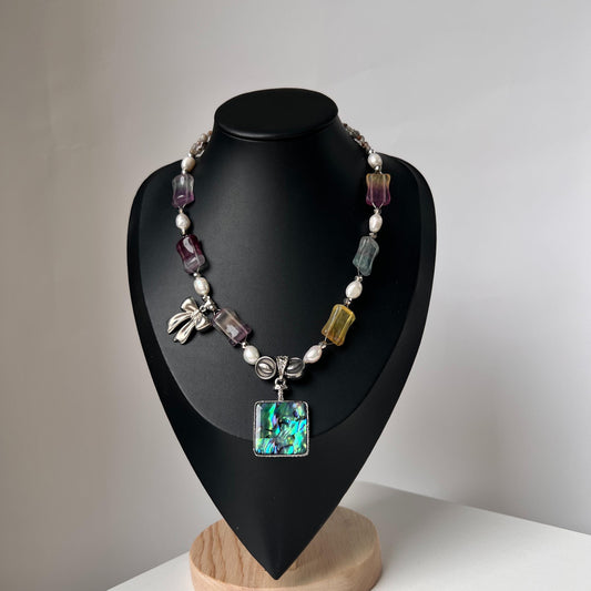 Statement-Halskette mit Regenbogen-Edelsteinen, Barockperlen & Abalone-Anhänger · Farbenfroher Schmuck · Handgemacht · Geschenk für Frauen