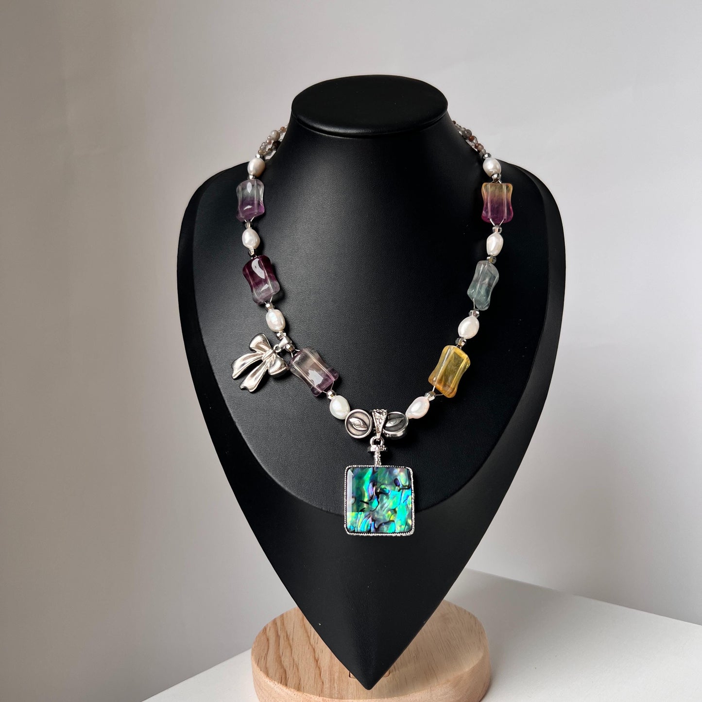Statement-Halskette mit Regenbogen-Edelsteinen, Barockperlen & Abalone-Anhänger · Farbenfroher Schmuck · Handgemacht · Geschenk für Frauen
