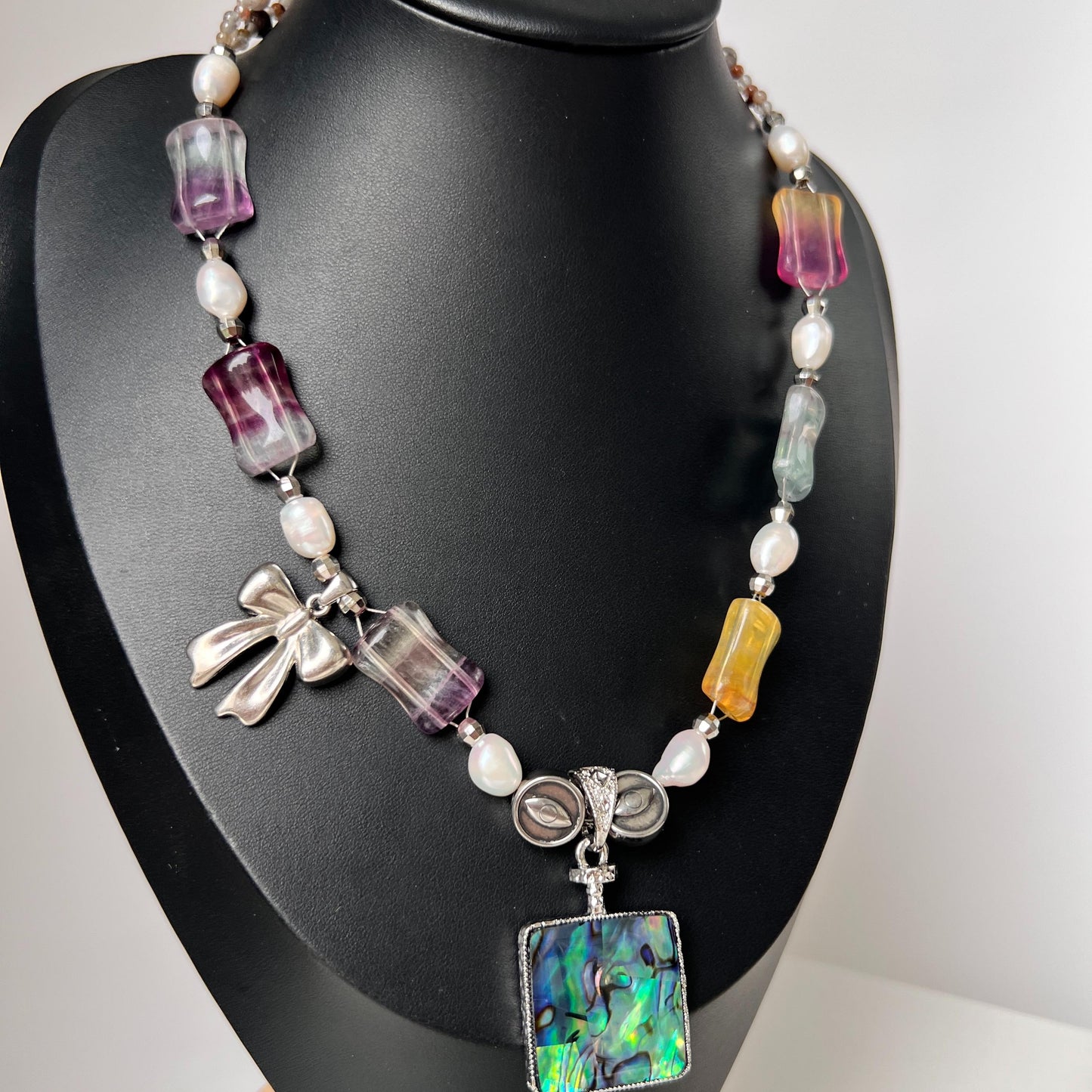 Statement-Halskette mit Regenbogen-Edelsteinen, Barockperlen & Abalone-Anhänger · Farbenfroher Schmuck · Handgemacht · Geschenk für Frauen