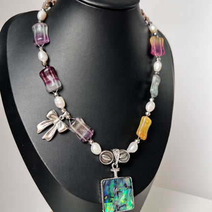 Statement-Halskette mit Regenbogen-Edelsteinen, Barockperlen & Abalone-Anhänger · Farbenfroher Schmuck · Handgemacht · Geschenk für Frauen