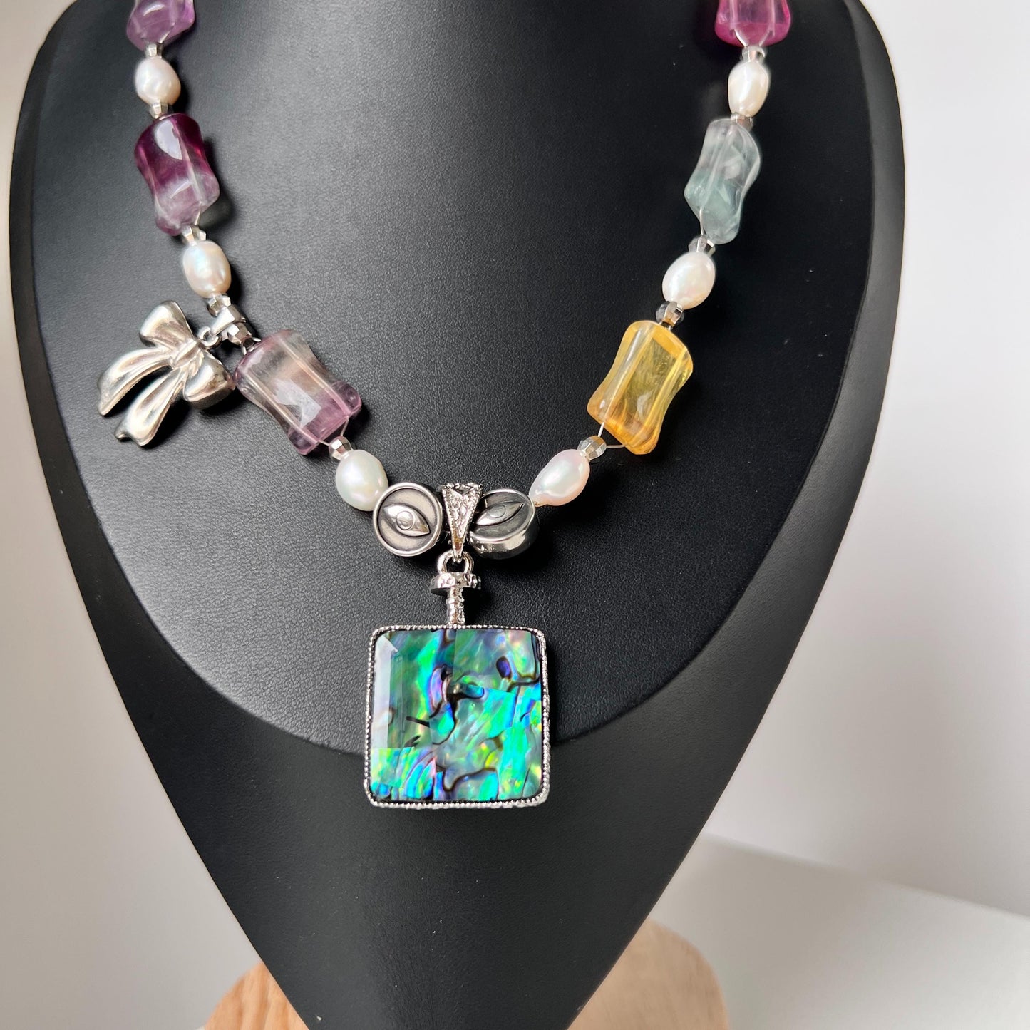 Statement-Halskette mit Regenbogen-Edelsteinen, Barockperlen & Abalone-Anhänger · Farbenfroher Schmuck · Handgemacht · Geschenk für Frauen