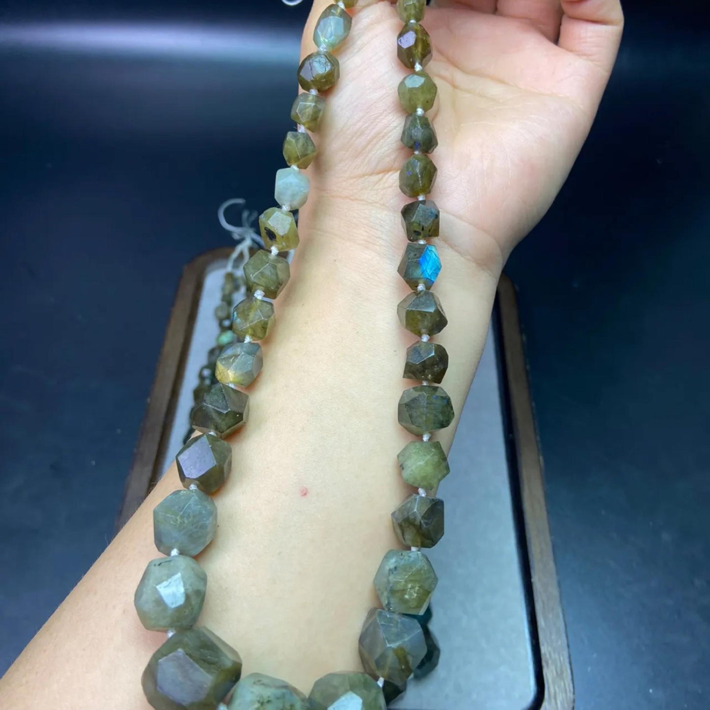 Unregelmäßig grün schimmernde Labradorit-Facettenperlen 7–14 mm · 38 cm Strang vorgebohrt für DIY-Schmuck, Energie &amp; Dekoration