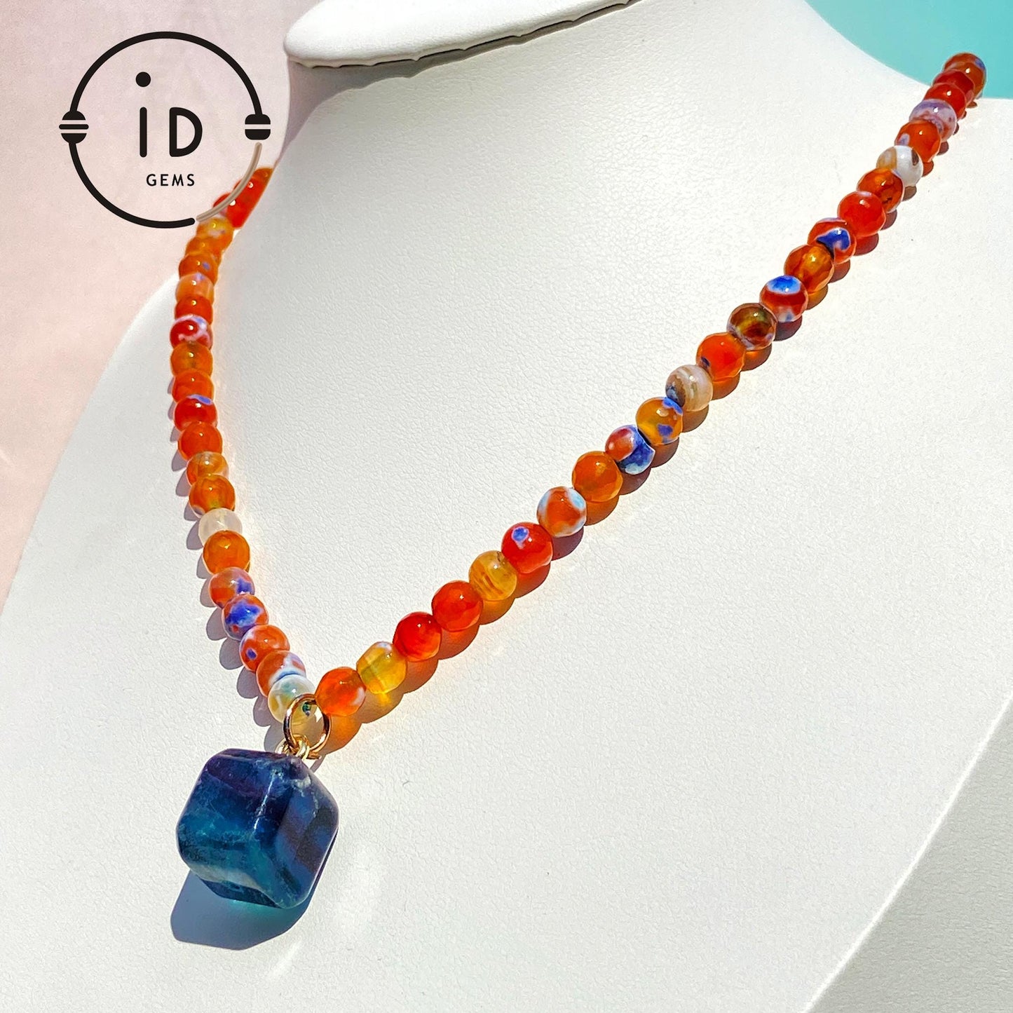 Kurze Halskette mit bunten Achatperlen und quadratischem blauen Fluorit-Anhänger · Handgemachter Boho-Schmuck · Geschenk für Frauen & Alltag