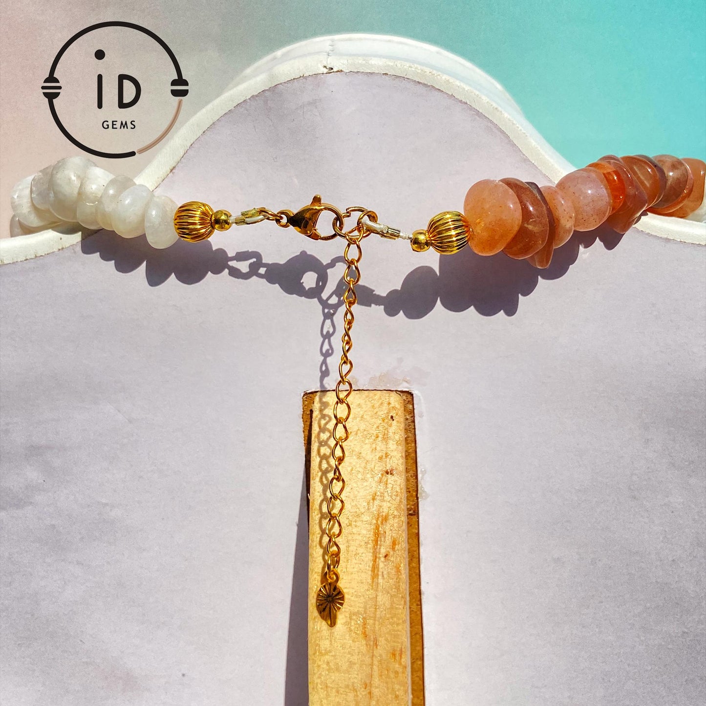 Unregelmäßige Halskette mit Mondstein, Sonnenstein, Phantomquarz & Barockperle · Spiritueller Edelsteinschmuck · Geschenk mit Wunschlänge