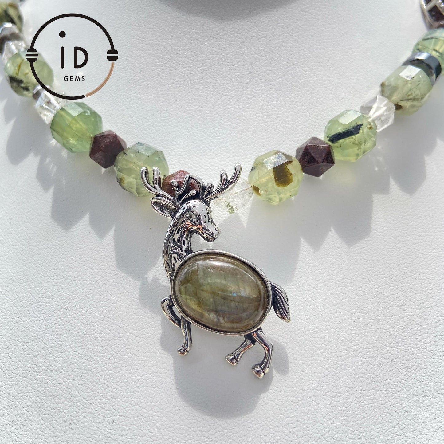 Spiritueller Naturalismus Hirsch Anhänger Halskette | Handgefertigtes Talisman-Design | Grüner Kristall & Labradorit Heilenergie Schmuck